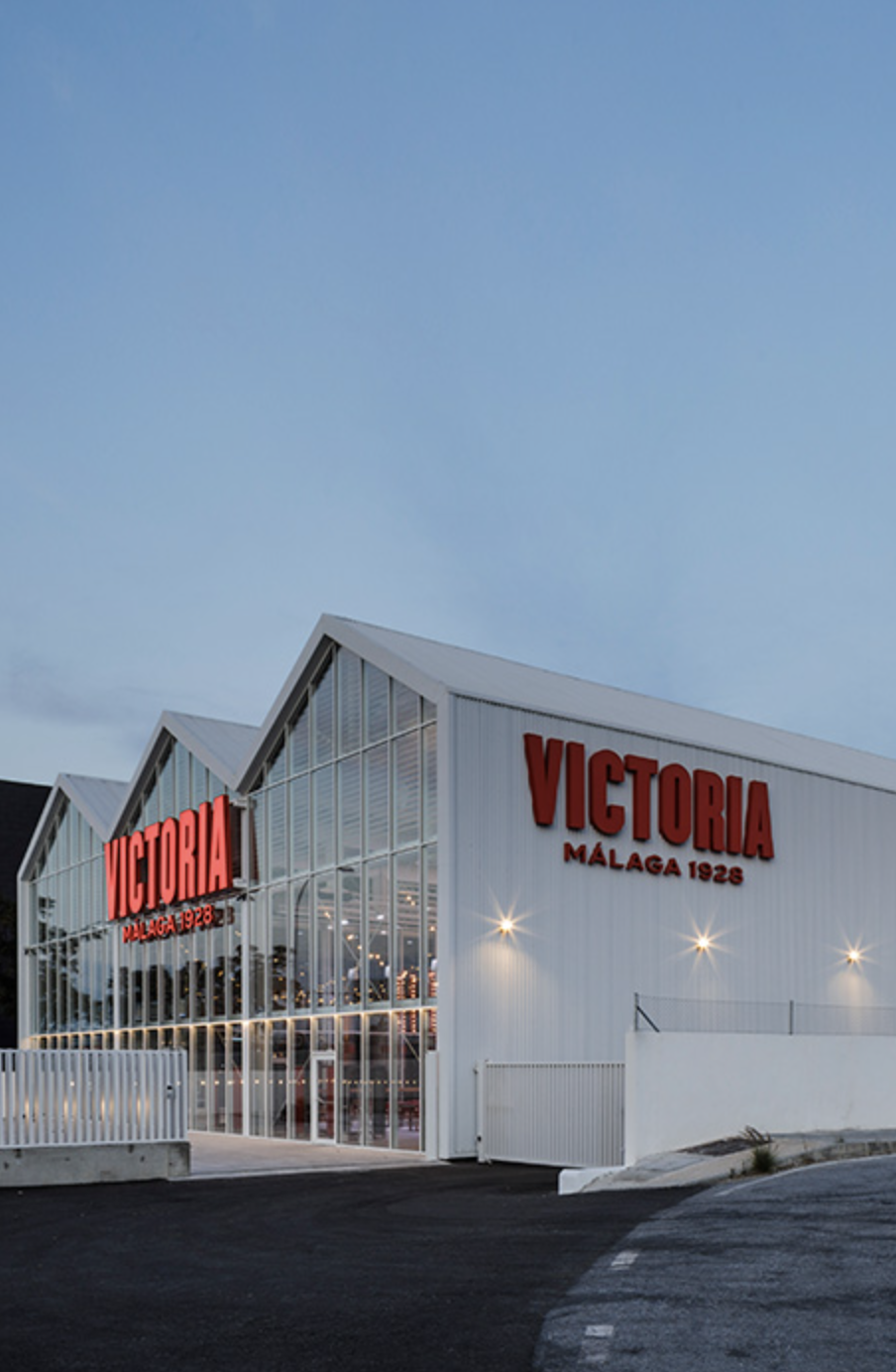 Exterior de la fábrica de Cervezas Victoria, en Málaga, una de las cerveceras españolas que abre sus puertas al público para descubrir de cerca su proceso de elaboración. Imagen: cortesía de la marca