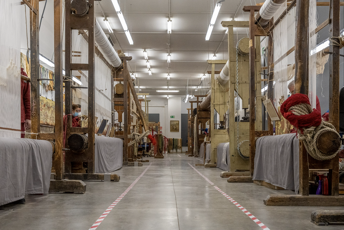 Una de las salas de la Real Fábrica de Tapices de Madrid, donde piezas textiles e indumentaria histórica permiten acercarse a la tradición y al trabajo artesanal que conserva la institución. Imagen: cortesía del establecimiento
