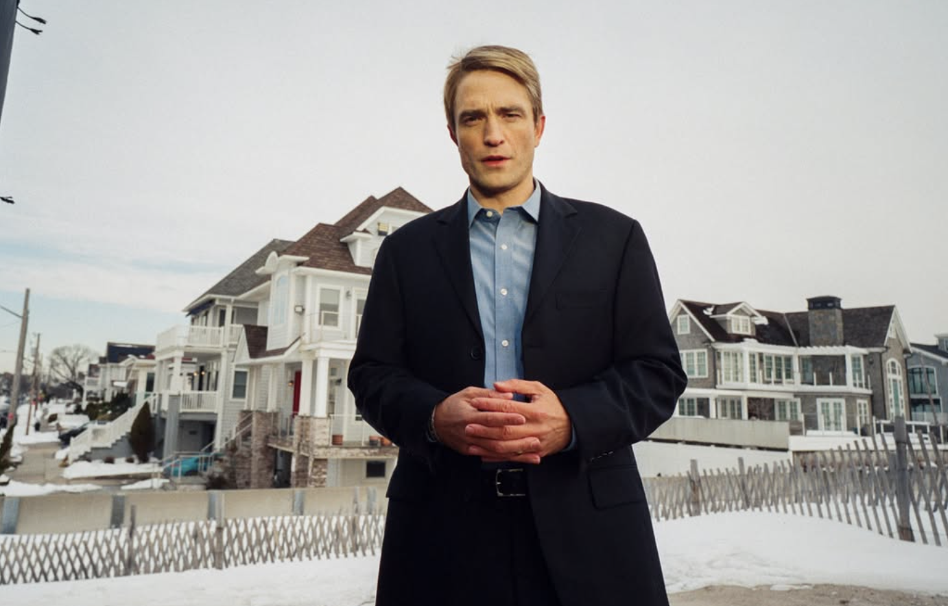 Robert Pattinson como Chris Hansen en «Primetime», la película de Lance Oppenheim que recupera la polémica historia detrás del programa «To Catch a Predator». Imagen: @primetimemovie