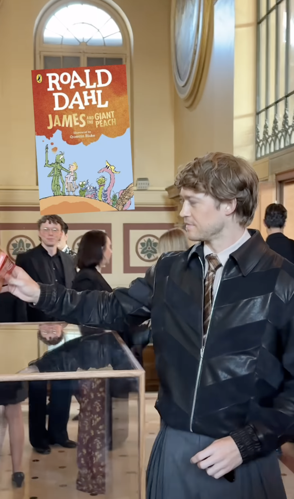 Joe Alwyn con «James y el melocotón gigante», de Roald Dahl, en el desfile de Valentino Primavera-Verano 2027 en Paris Fashion Week. Imagen: @jackbenedwards