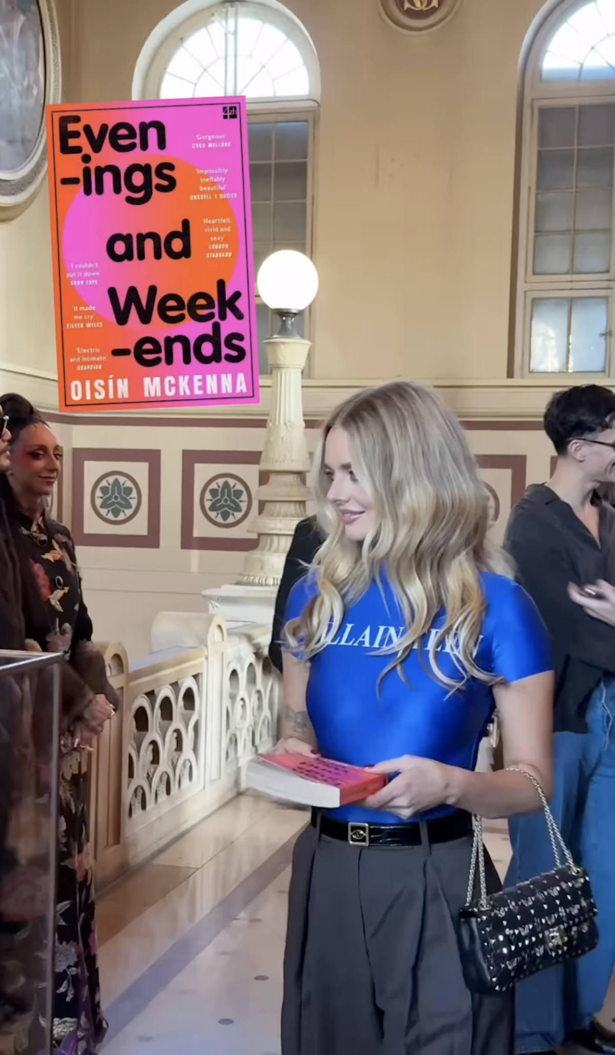 Samara Weaving con «Evenings and Weekends», de Oisín McKenna, en el desfile de Valentino Primavera-Verano 2027 en París. Imagen: @jackbenedwards