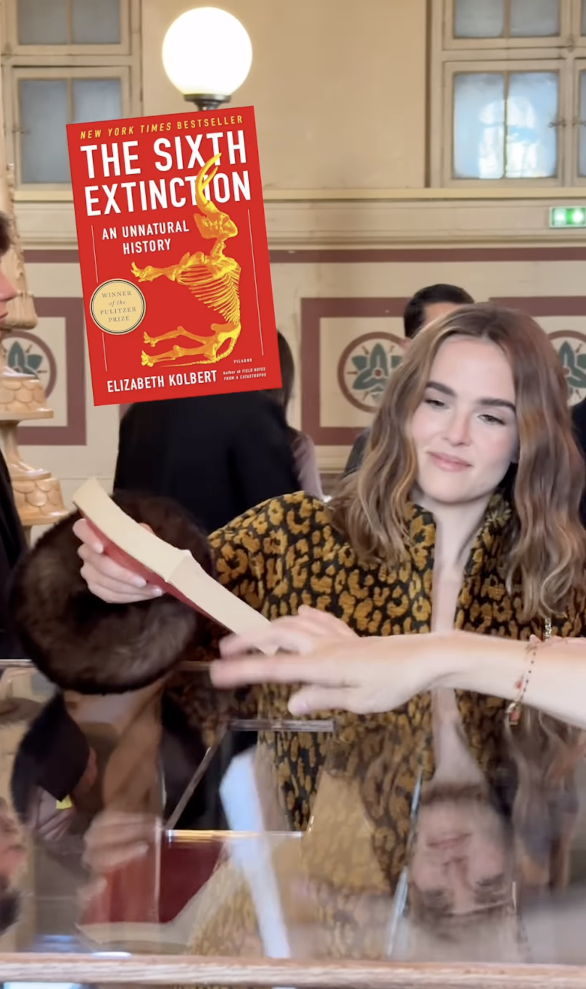 Zoey Deutch con «La sexta extinción», de Elizabeth Kolbert, durante el desfile de Valentino Primavera-Verano 2027 en Paris Fashion Week. Imagen: @jackbenedwards