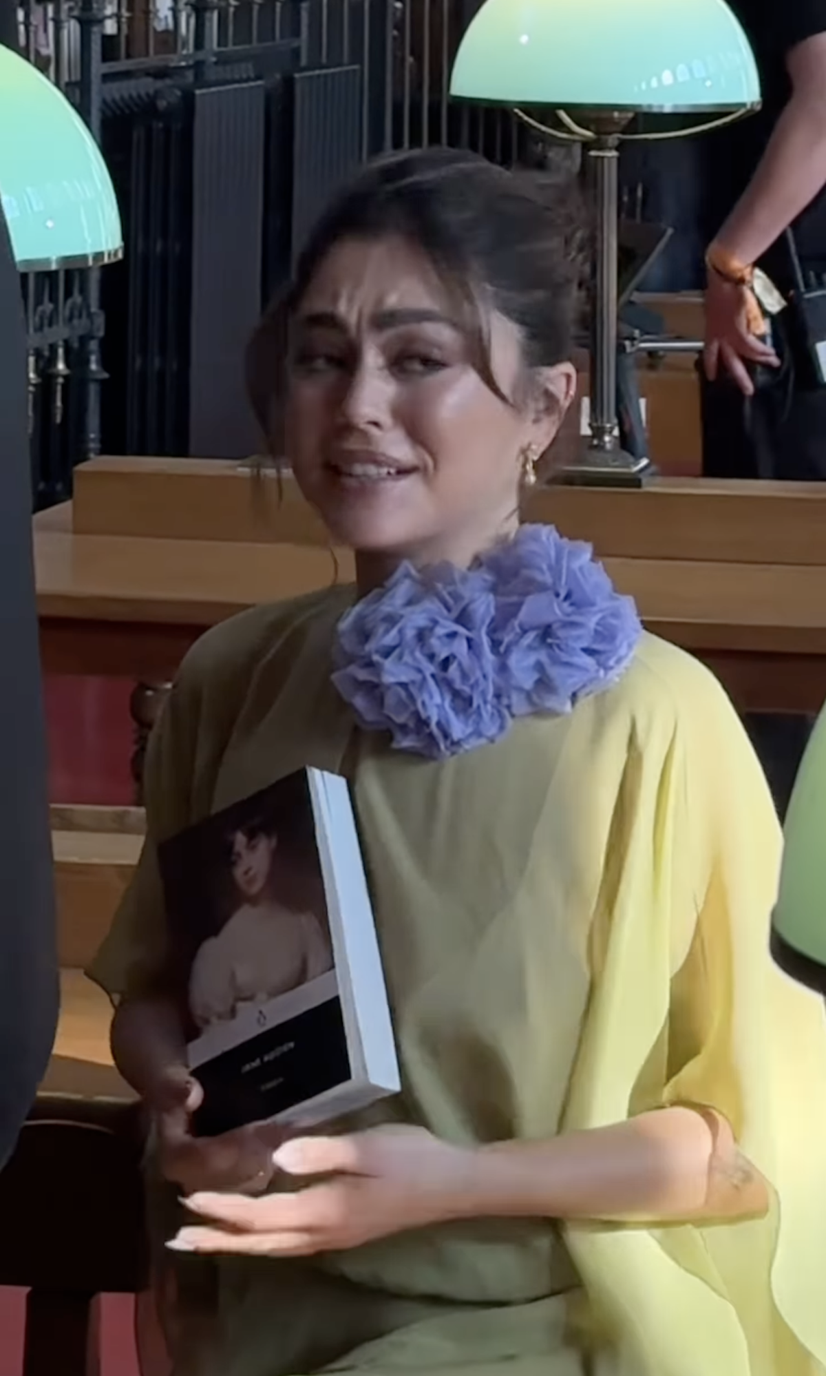 Mika Abdalla con «Emma», de Jane Austen, durante el desfile de Valentino Primavera-Verano 2027 en París. Imagen: @jackbenedwards