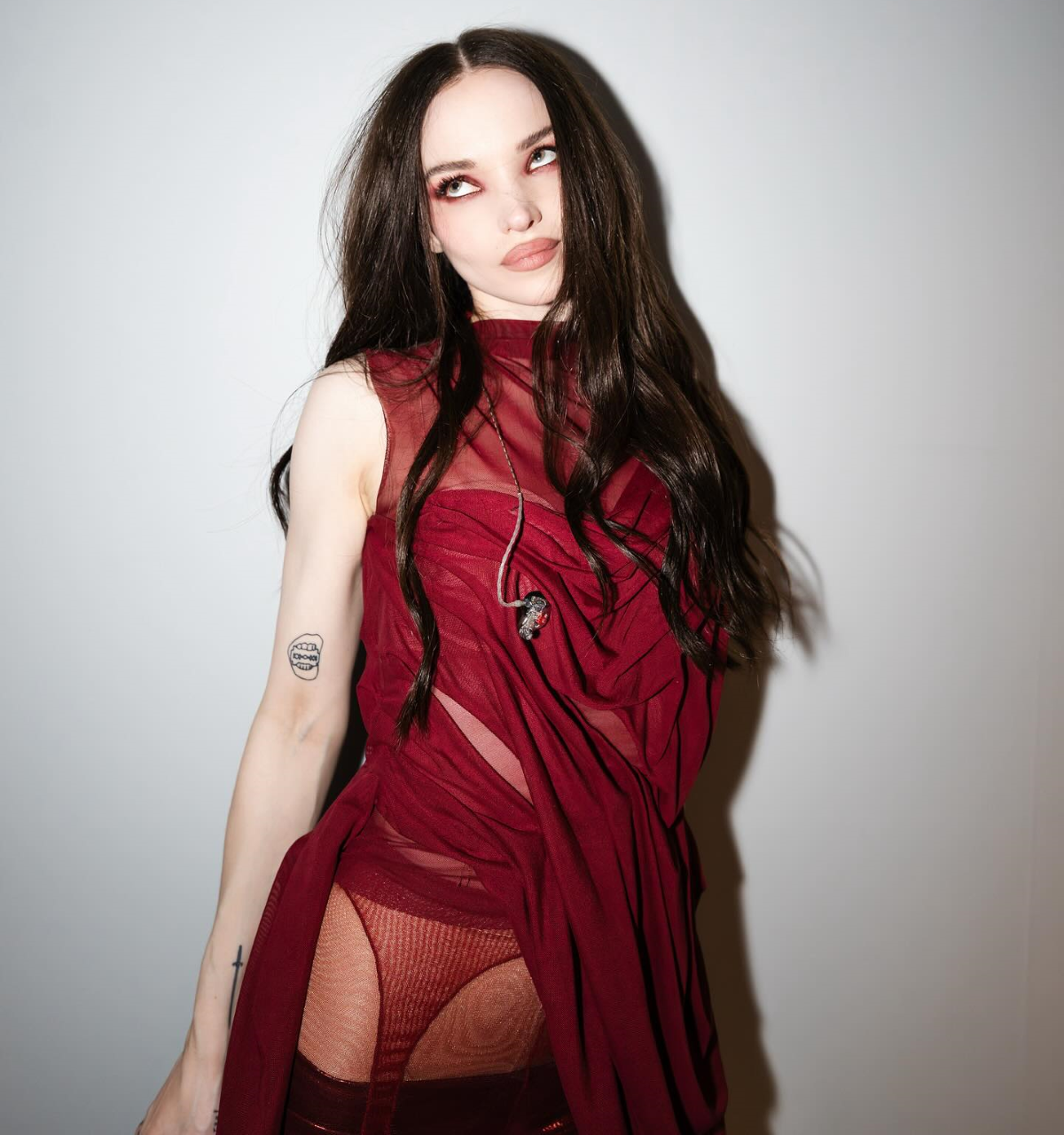 Dove Cameron con una estética dark, maquillaje de inspiración gótica y una imagen sofisticada ideal para recrear un look de Halloween inspirada en celebrities