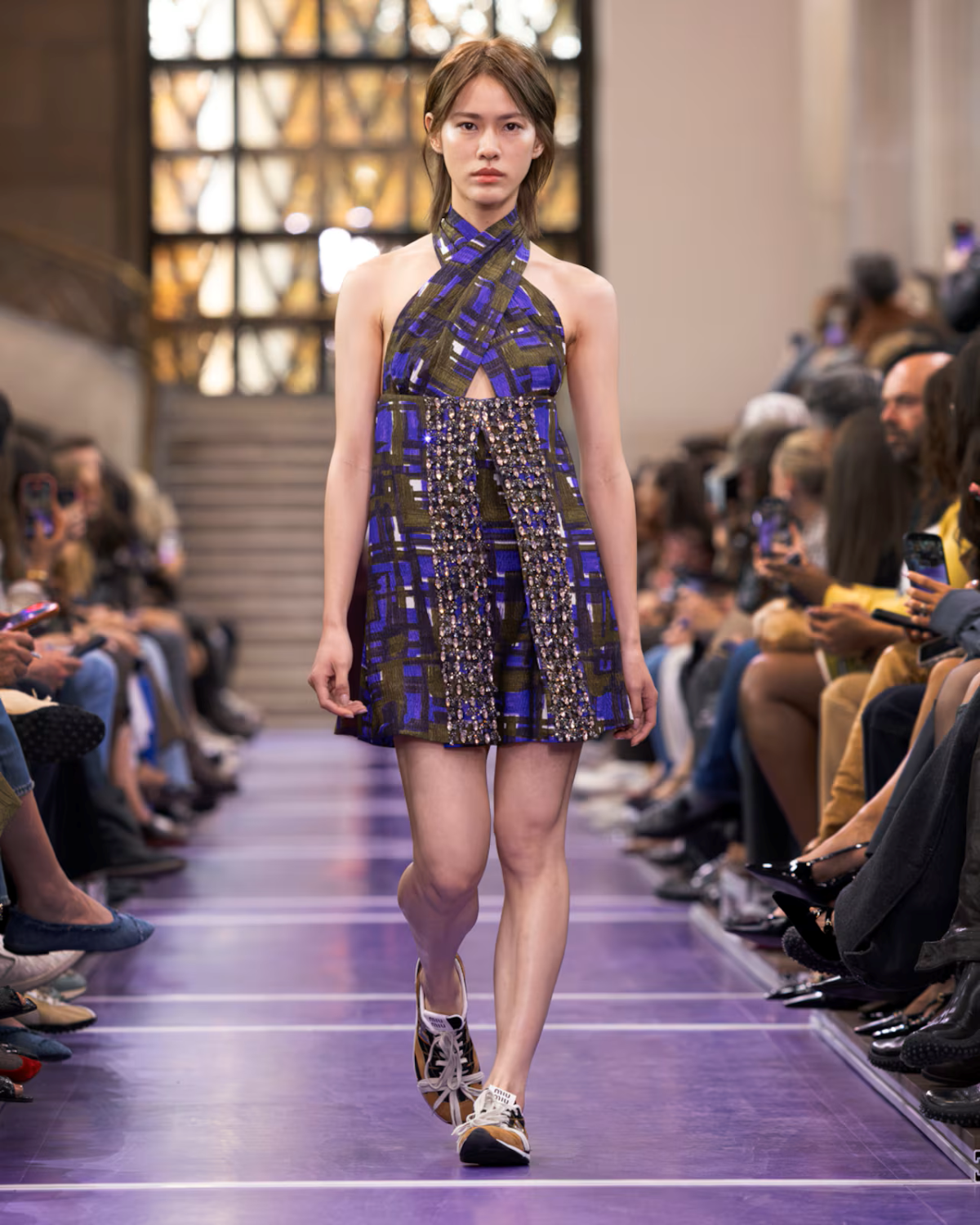 Emi Thasorn desfila para Miu Miu Primavera-Verano 2027 durante la Paris Fashion Week