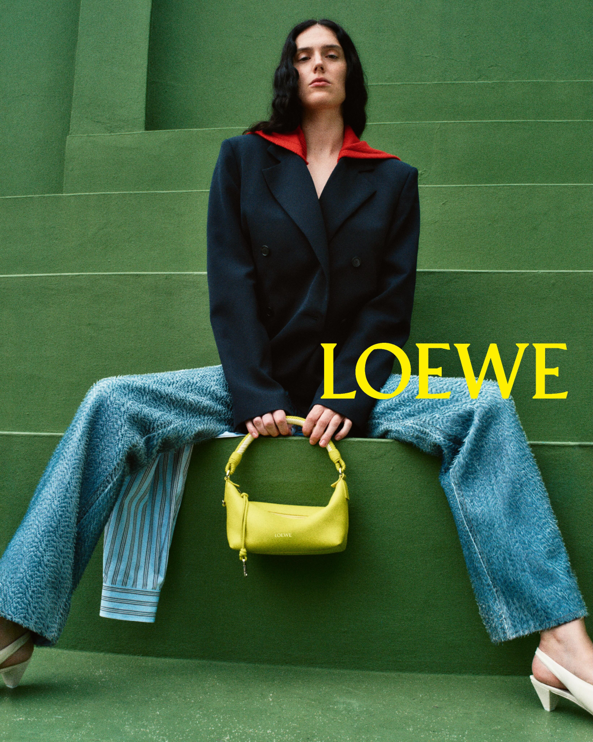 Eva Victor posa para LOEWE en una sesión fotografiada por Talia Chetrit en Tenerife para la precolección Otoño-Invierno 2026. La actriz, nueva embajadora de la firma, participa en una propuesta visual marcada por los colores vibrantes y las texturas expresivas
