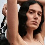 Eva Victor, nueva embajadora de LOEWE, en una imagen que refleja la visión creativa y el espíritu de la Casa. Imagen: @evavictor