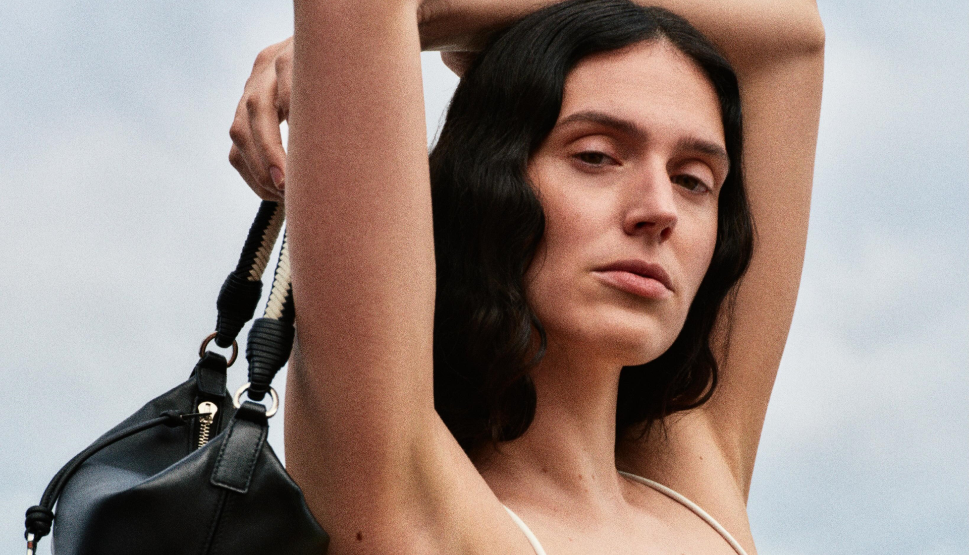 Eva Victor, nueva embajadora de LOEWE, en una imagen que refleja la visión creativa y el espíritu de la Casa. Imagen: @evavictor