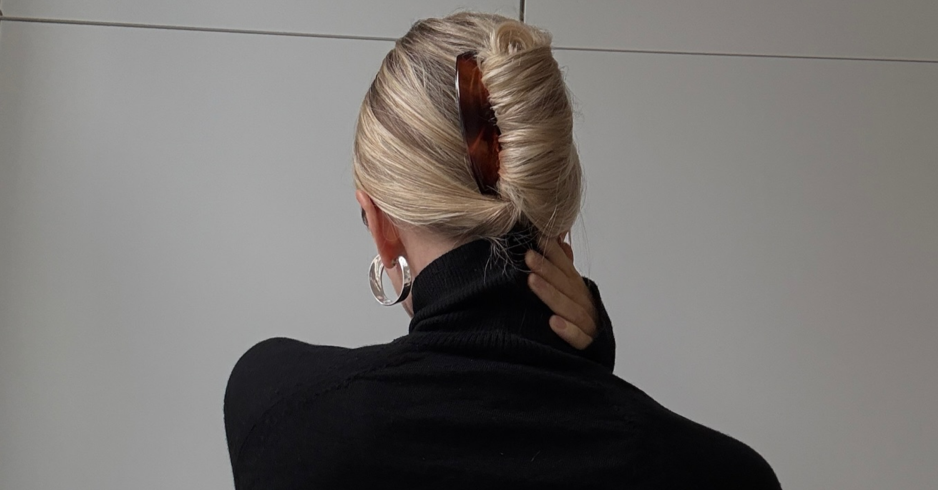La creadora de contenido Josephine Mai luce un «French Twist», un recogido francés elegante y sencillo que se puede recrear en tan solo 30 segundos. Imagen: @josephinemai