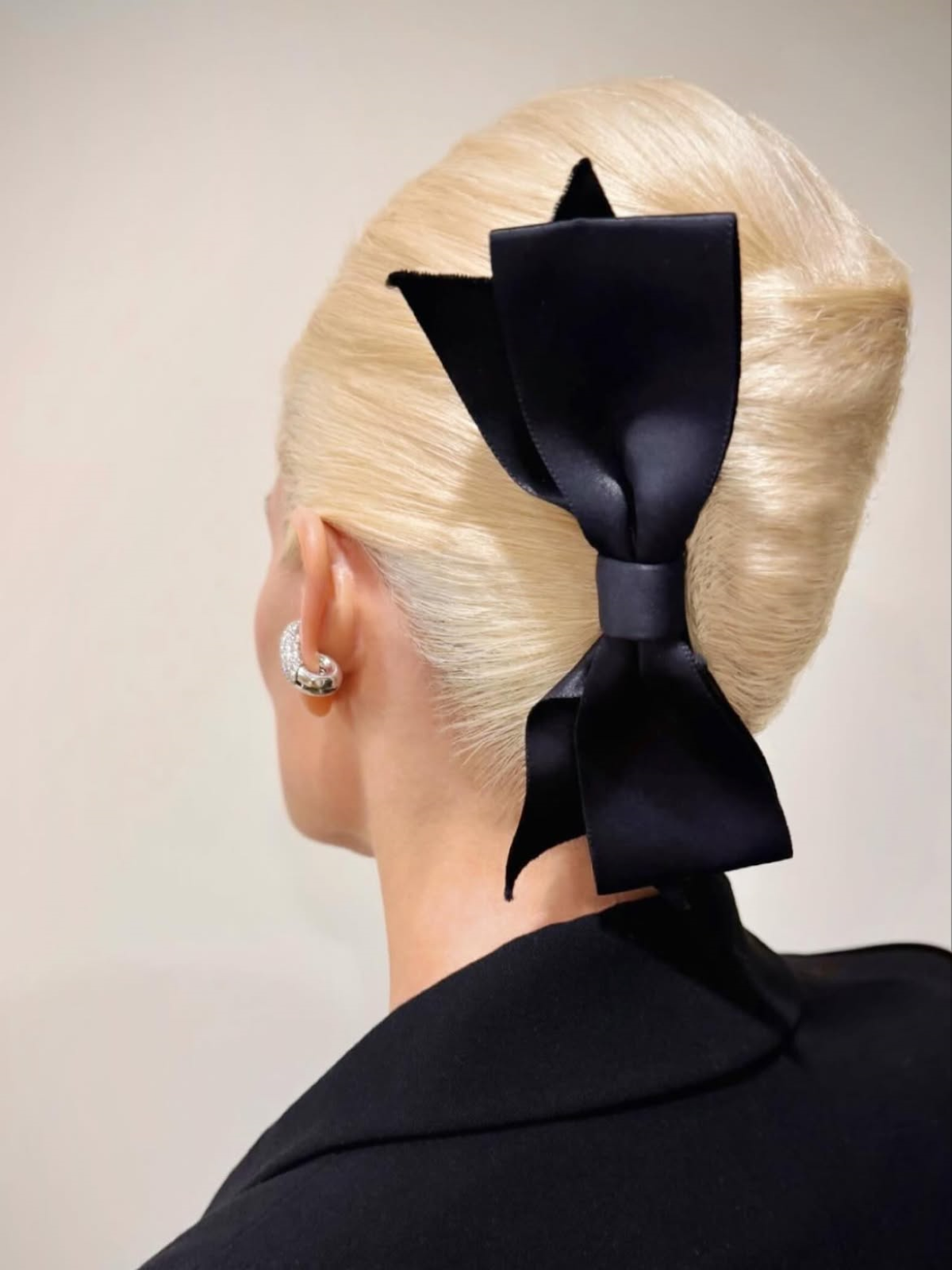La estilista capilar Hannan Siddique crea un elegante recogido tipo «French Twist» en Kate Young, con un acabado pulido y sofisticado, perfecto para inspirar nuestros peinados de esta temporada