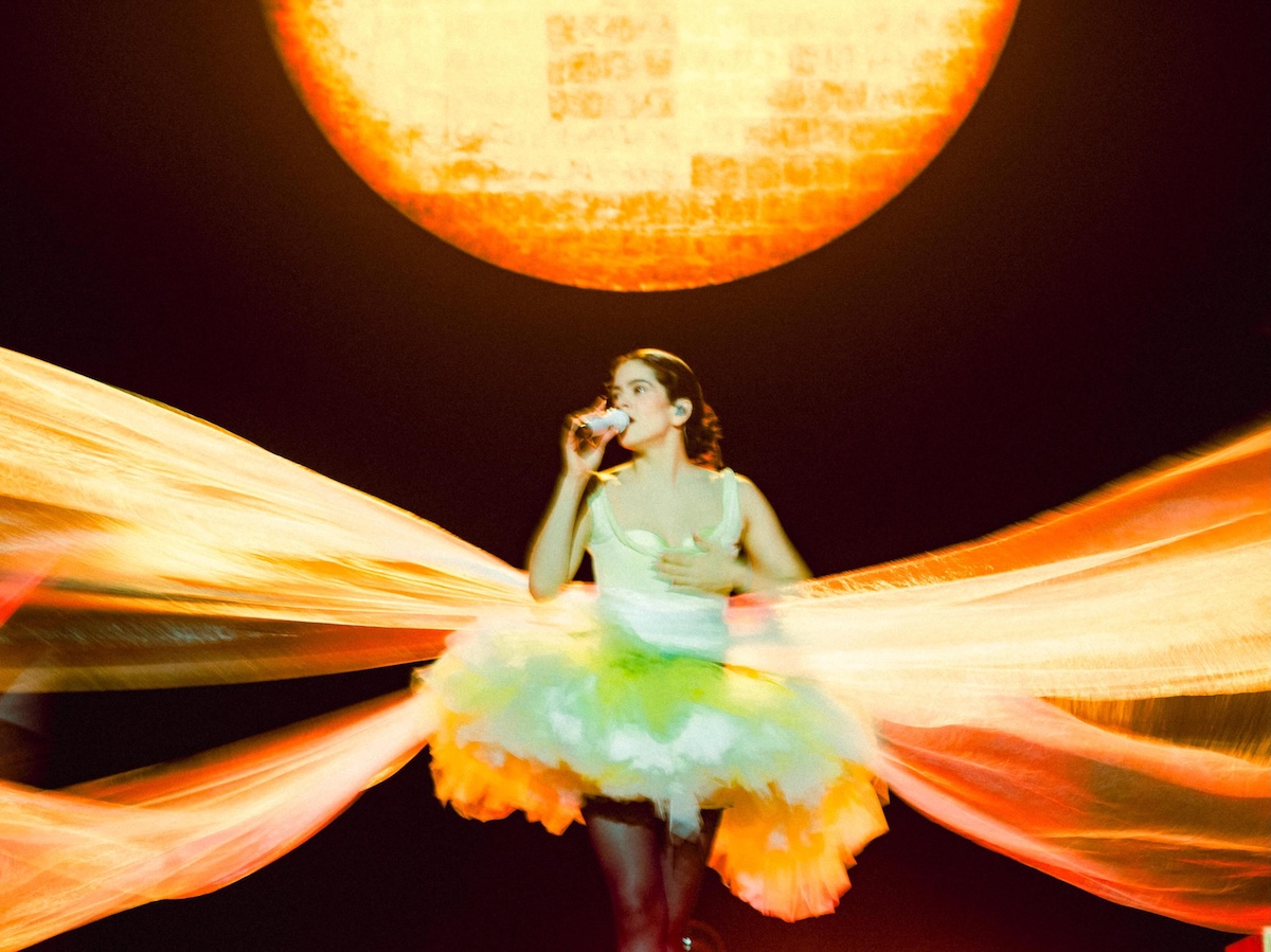 Rosalía durante una actuación en directo. La cantante española sorprende con «Where Is Gone?», su primera colaboración con Fontaines D.C. Imagen: @rosalia.vt