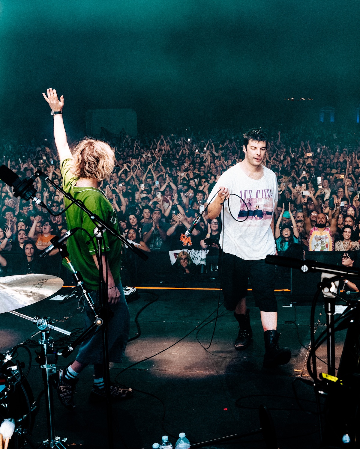 Fontaines D.C. durante uno de sus conciertos. La banda de rock irlandesa presenta «Where Is Gone?», su nueva canción junto a Rosalía. Imagen: @fontainesband