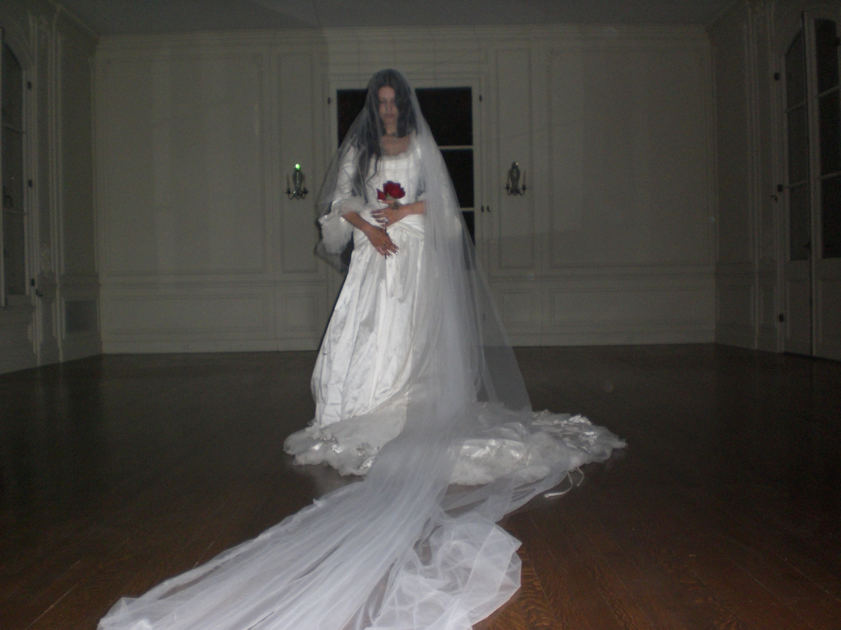 Gabbriette luce un vestido de novia blanco de inspiración victoriana, con corsé estructurado, volúmenes y detalles de tul rasgado, diseñado por Matières Fécales