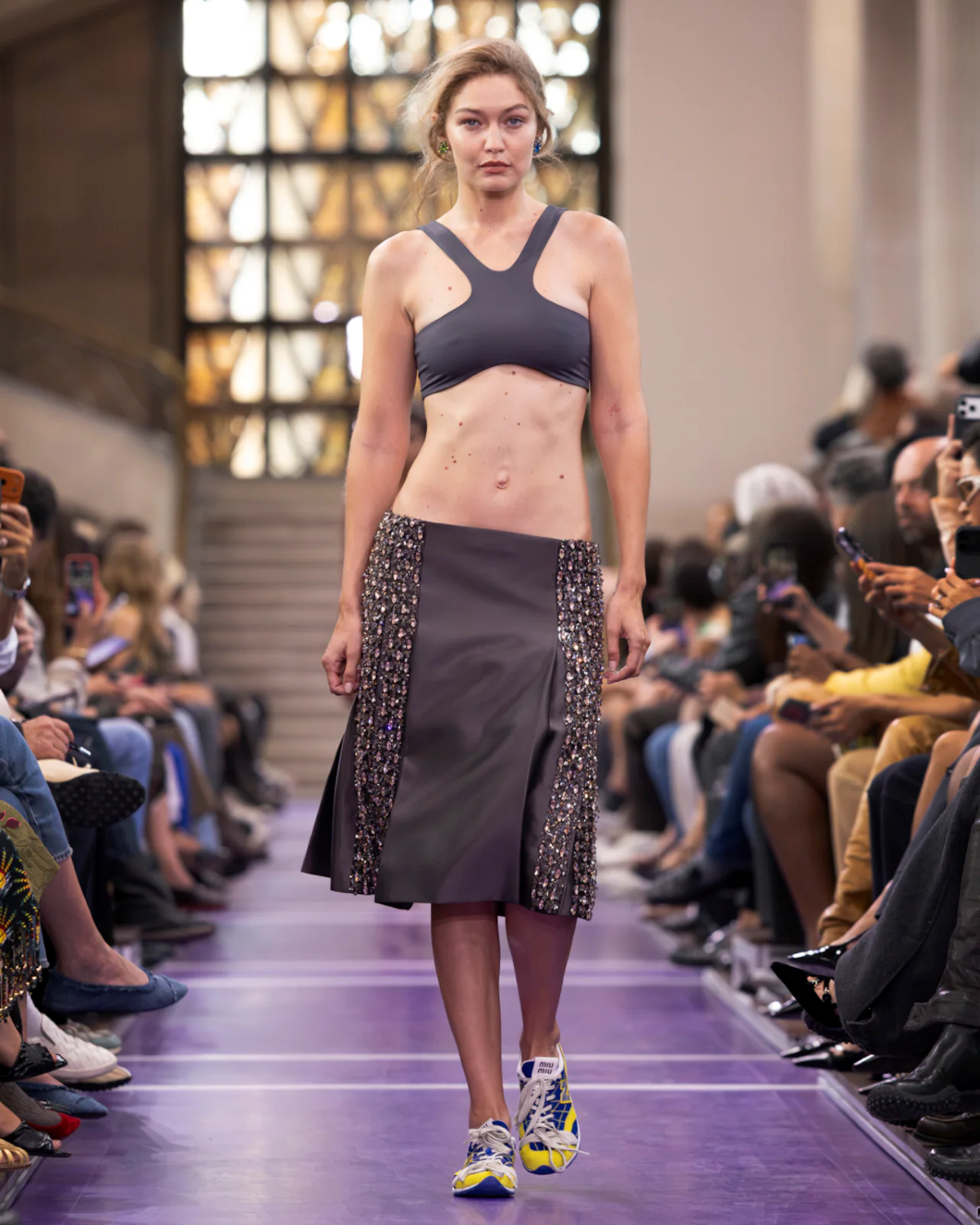 Gigi Hadid desfila para Miu Miu Primavera/Verano 2027 con un look sporty chic