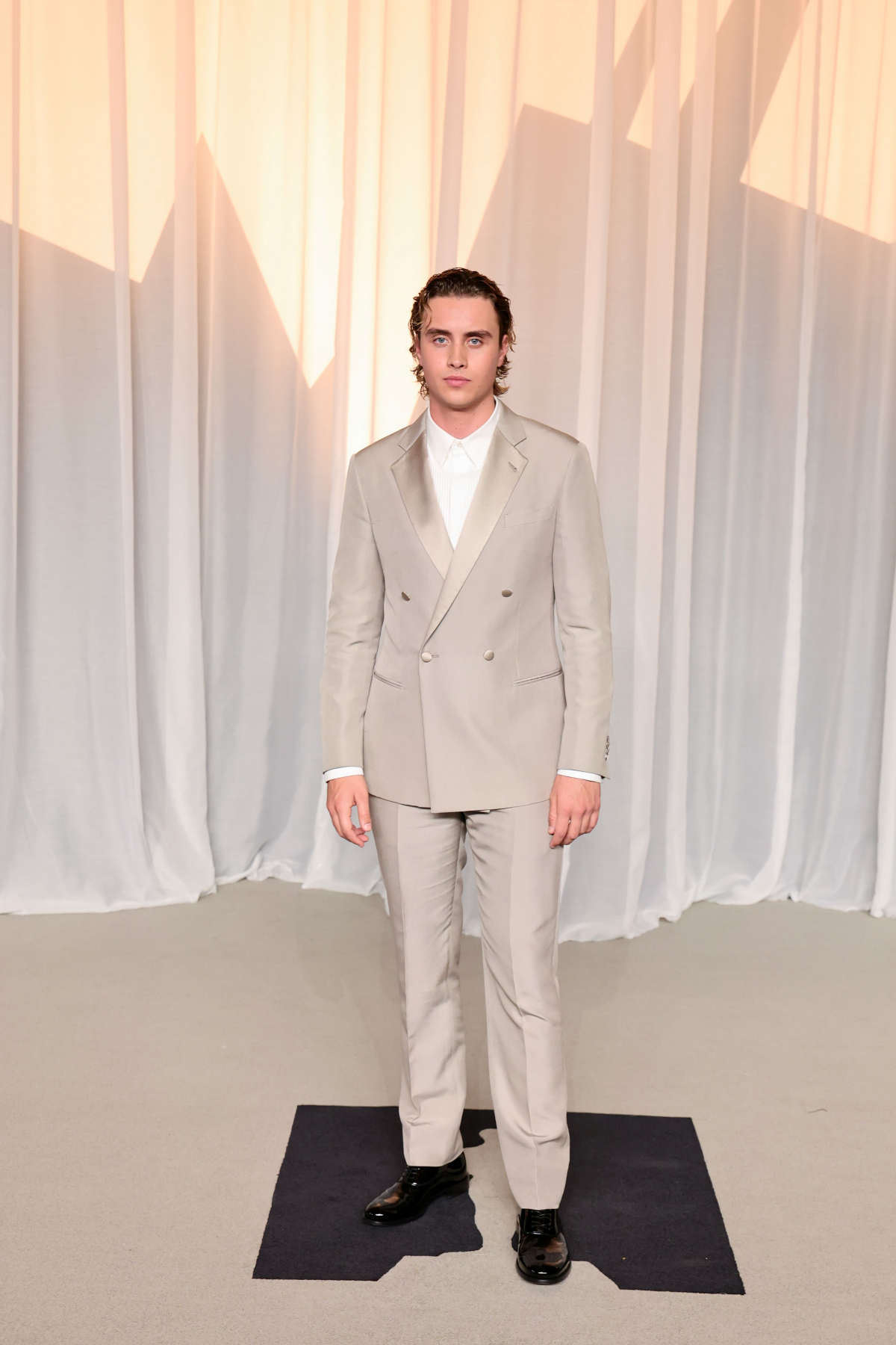 Joseph Zada lució un esmoquin beige cruzado con solapas de muesca satinadas, combinado con una camisa de noche, de Giorgio Armani.