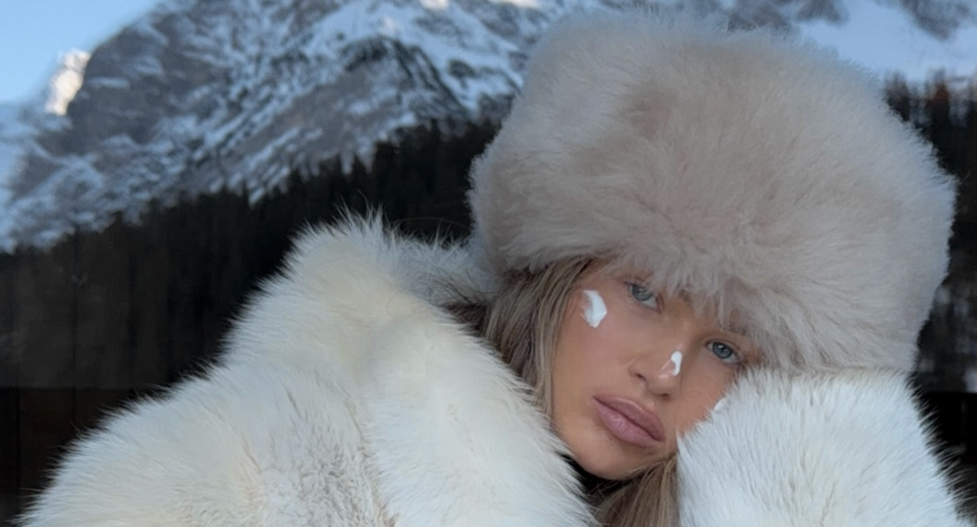 Hannah Schönberg en la montaña en invierno