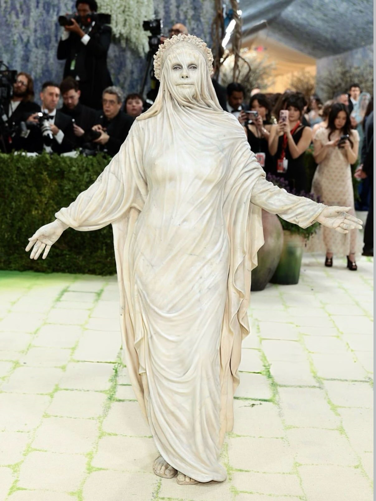Heidi Klum posa en la Met Gala 2026 con un estilismo integral inspirado en una escultura de mármol, con el rostro y el cuerpo cubiertos de maquillaje efecto piedra