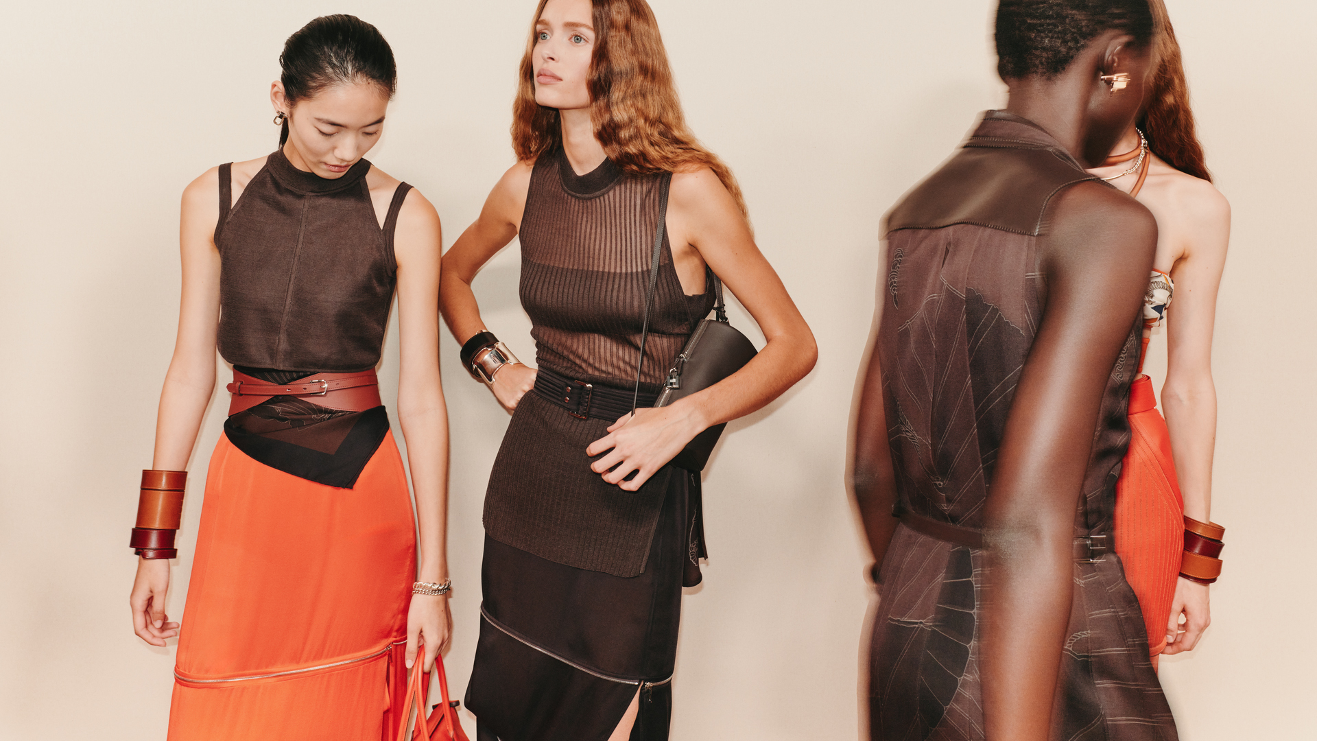 Backstage del desfile de Hermès primavera-verano 2027, donde los tonos marrón y naranja anticipan la paleta de la nueva colección