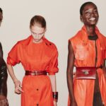 Looks en naranja y cuero marrón en el backstage de Hermès primavera-verano 2027 en París: Imagen: Virgile Guinard, cortesía de Hermès