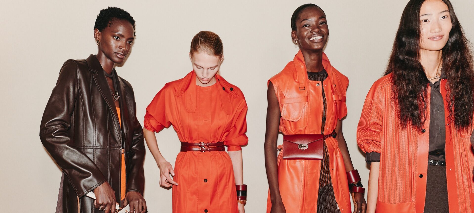 Looks en naranja y cuero marrón en el backstage de Hermès primavera-verano 2027 en París: Imagen: Virgile Guinard, cortesía de Hermès