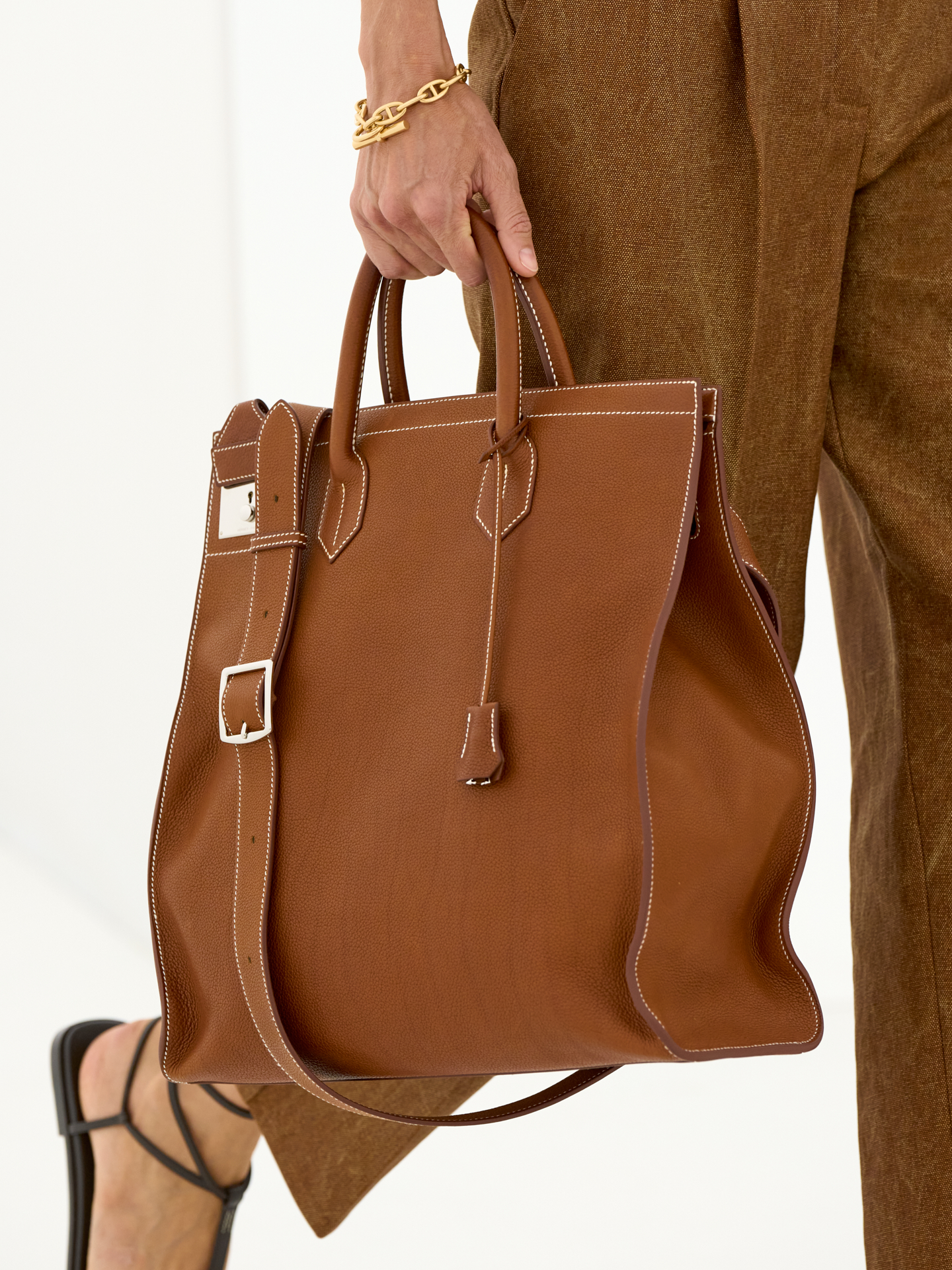 Bolso de piel marrón con pespuntes en contraste de la colección Hermès primavera-verano 2027