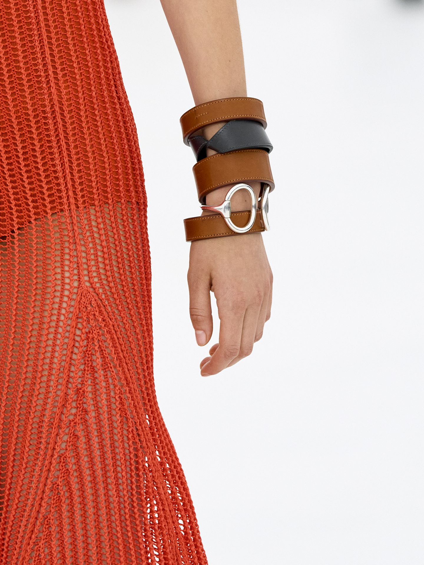 Brazaletes de cuero superpuestos, uno de los accesorios protagonistas de Hermès primavera-verano 2027