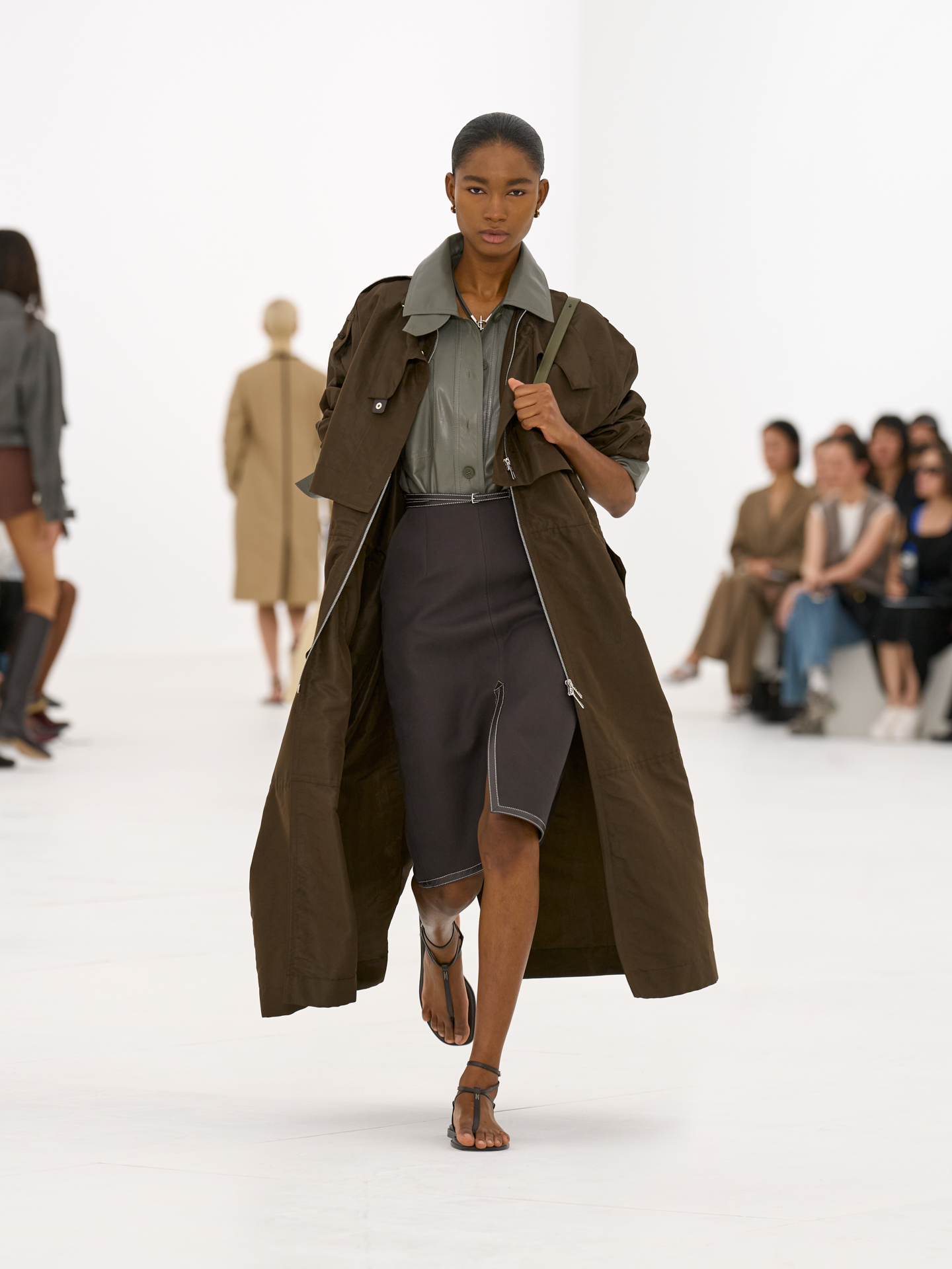 Trench marrón y silueta utilitaria en el desfile Hermès primavera-verano 2027