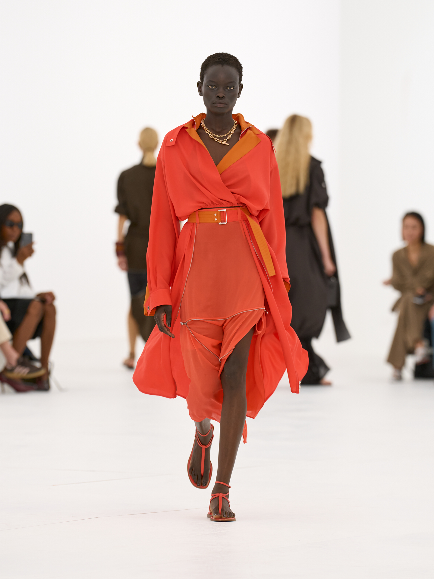 Silueta fluida en naranja sunset, uno de los colores protagonistas de Hermès primavera-verano 2027