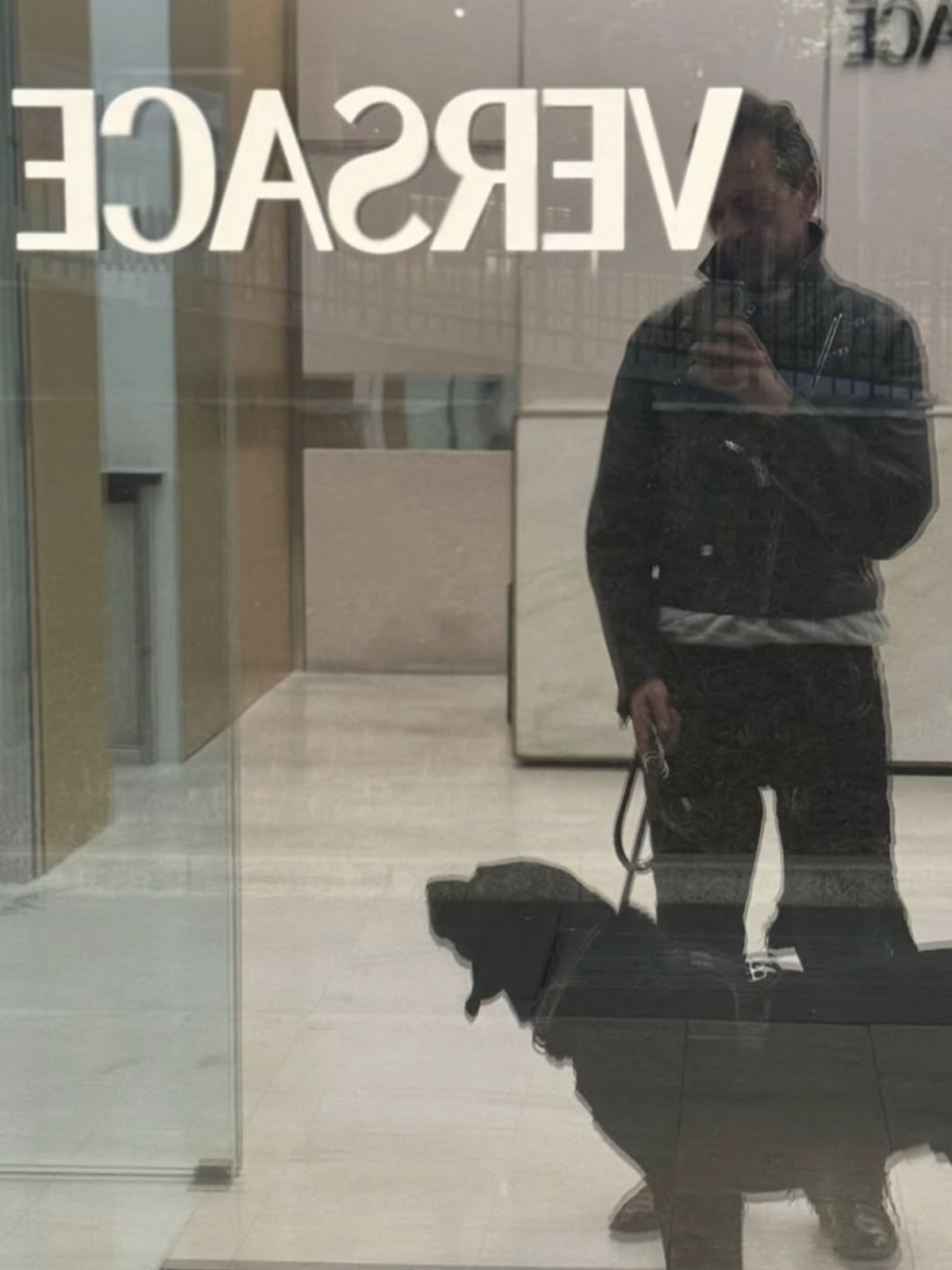 Pieter Mulier comparte una imagen de las oficinas de Versace, la firma italiana que prepara el regreso de Atelier Versace a la Semana de la Alta Costura de París en enero de 2027. Imagen: @pieter_mulier