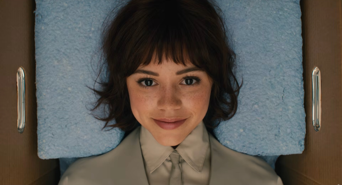 Jenna Ortega como Klara, la protagonista de «Klara y el sol», película de ciencia ficción dirigida por Taika Waititi y basada en la novela homónima de Kazuo Ishiguro