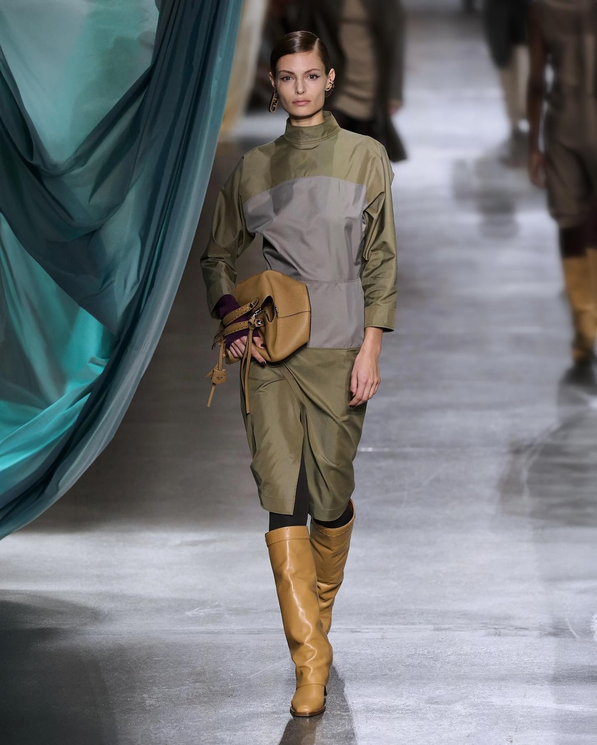 Look de la colección de prêt-à-porter femenino de Fendi para la temporada Otoño/Invierno 2024-2025, diseñada por Kim Jones. Imagen: @bibi_breslin