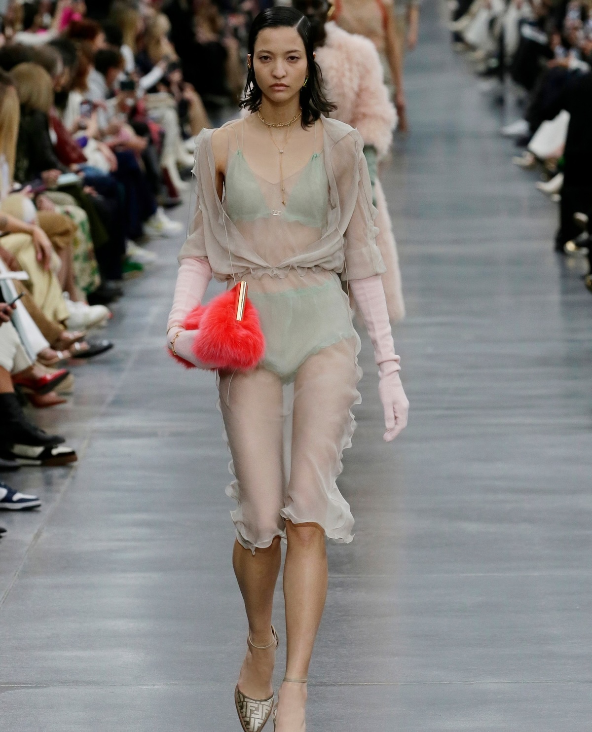 Conjunto transparente en tonos pastel de la colección Otoño-Invierno 2022-2023 de Fendi, diseñada por Kim Jones. Imagen: @bibi_breslin