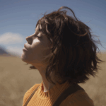 «Klara y el sol», adaptación cinematográfica de la novela homónima de Kazuo Ishiguro, dirigida por Taika Waititi y protagonizada por Jenna Ortega, Amy Adams y Mia Tharia