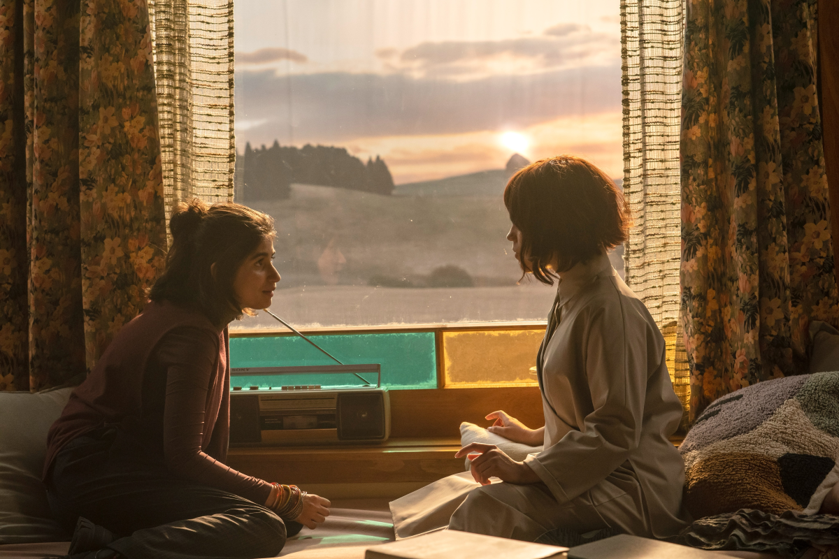 Mia Tharia como Josie en «Klara y el sol», película de ciencia ficción dirigida por Taika Waititi