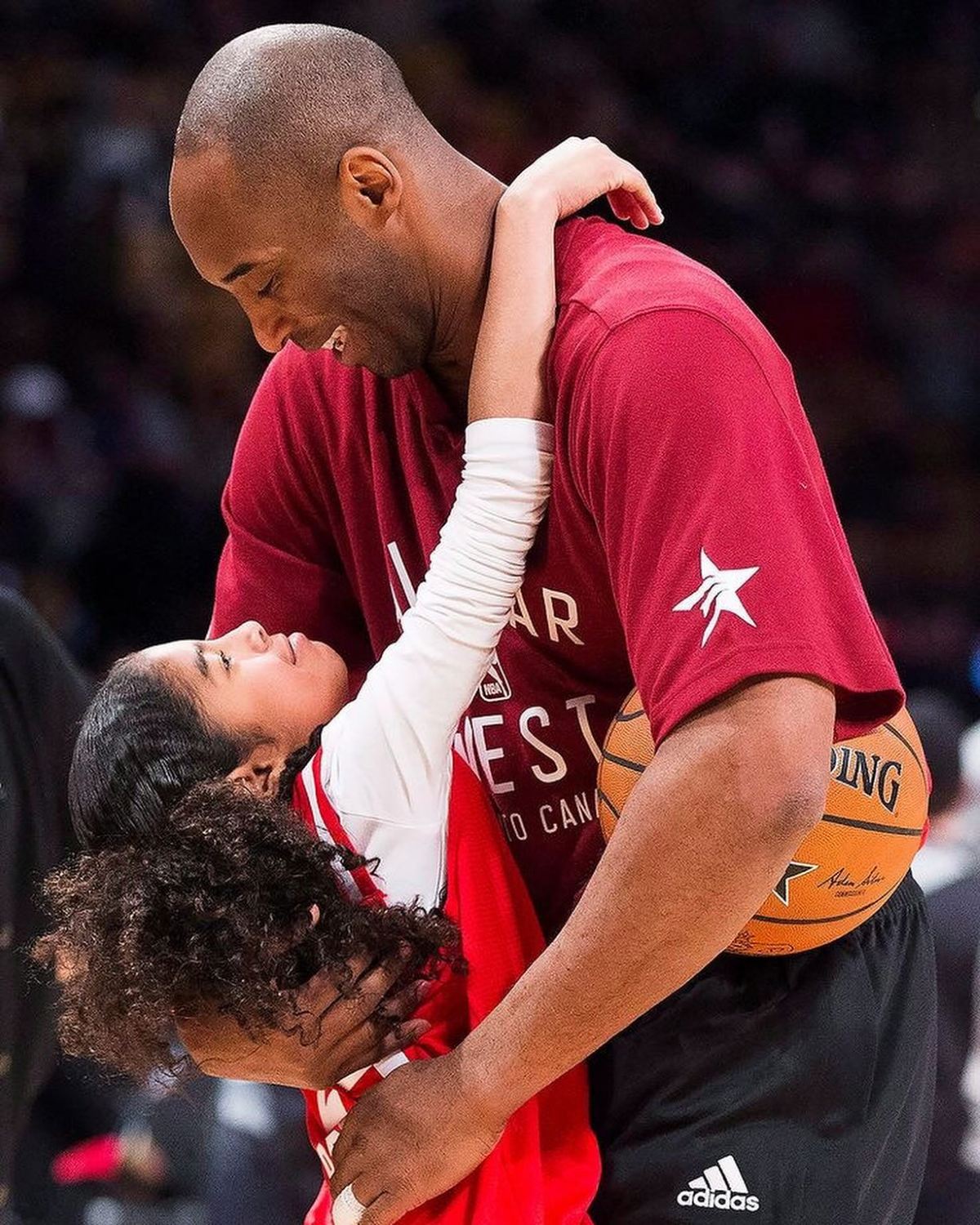 Natalia Bryant junto a su padre, Kobe Bryant, durante uno de sus partidos con Los Angeles Lakers en la NBA