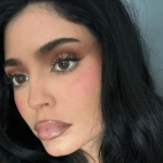 Lip combo de Kylie Jenner con el perfilador marrón «Cappuccino» y el brillo nude «Nude Kiss», de Kylie Cosmetics, para conseguir unos labios definidos y brillantes