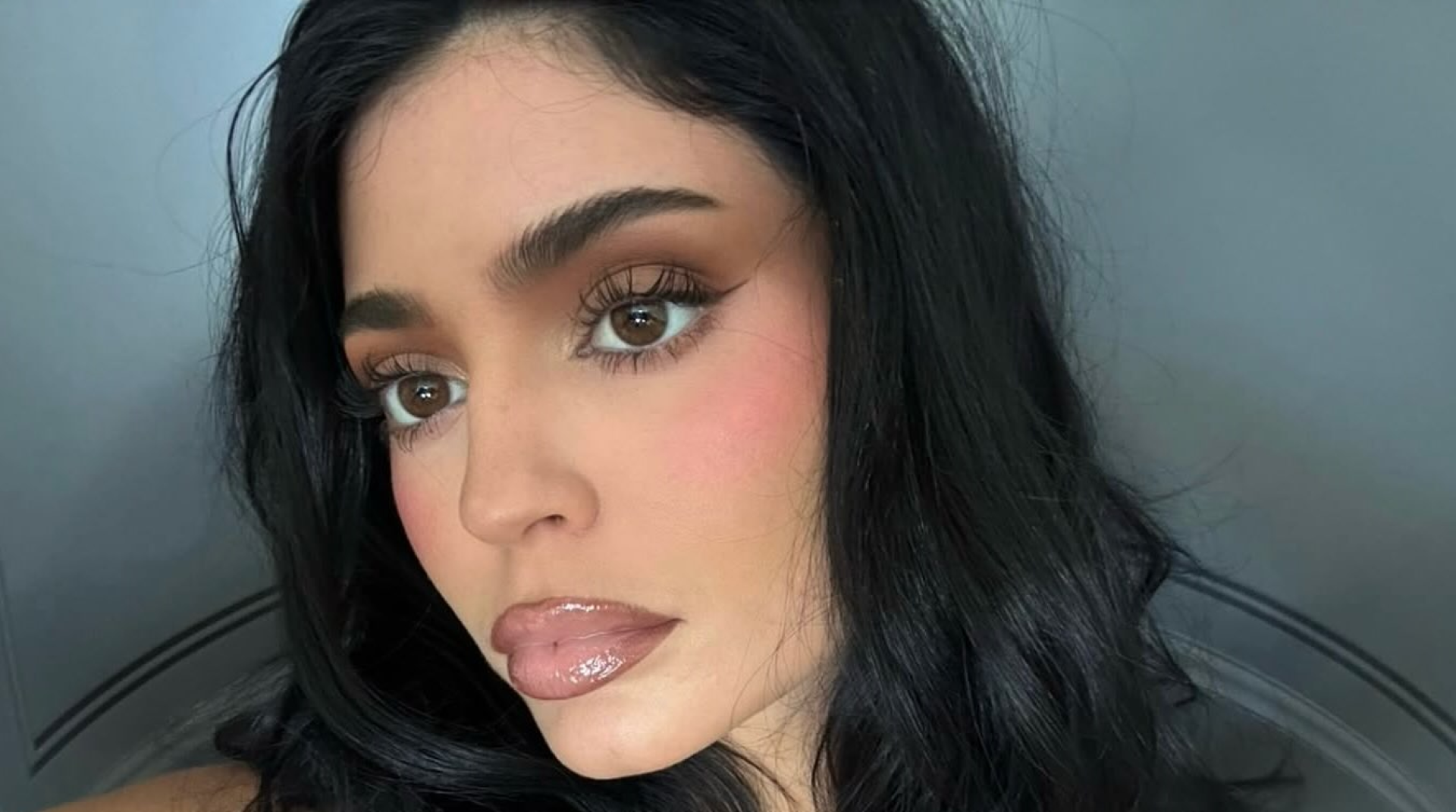 Lip combo de Kylie Jenner con el perfilador marrón «Cappuccino» y el brillo nude «Nude Kiss», de Kylie Cosmetics, para conseguir unos labios definidos y brillantes. Imagen: @kyliecosmetics