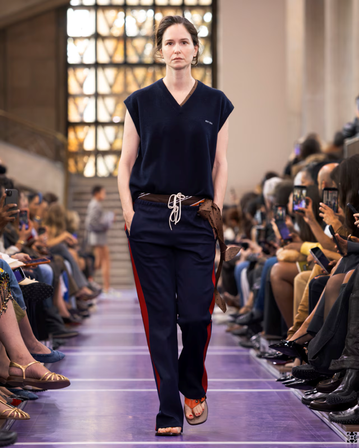 Katherine Waterston desfila para Miu Miu Primavera-Verano 2027 con un look de inspiración casual
