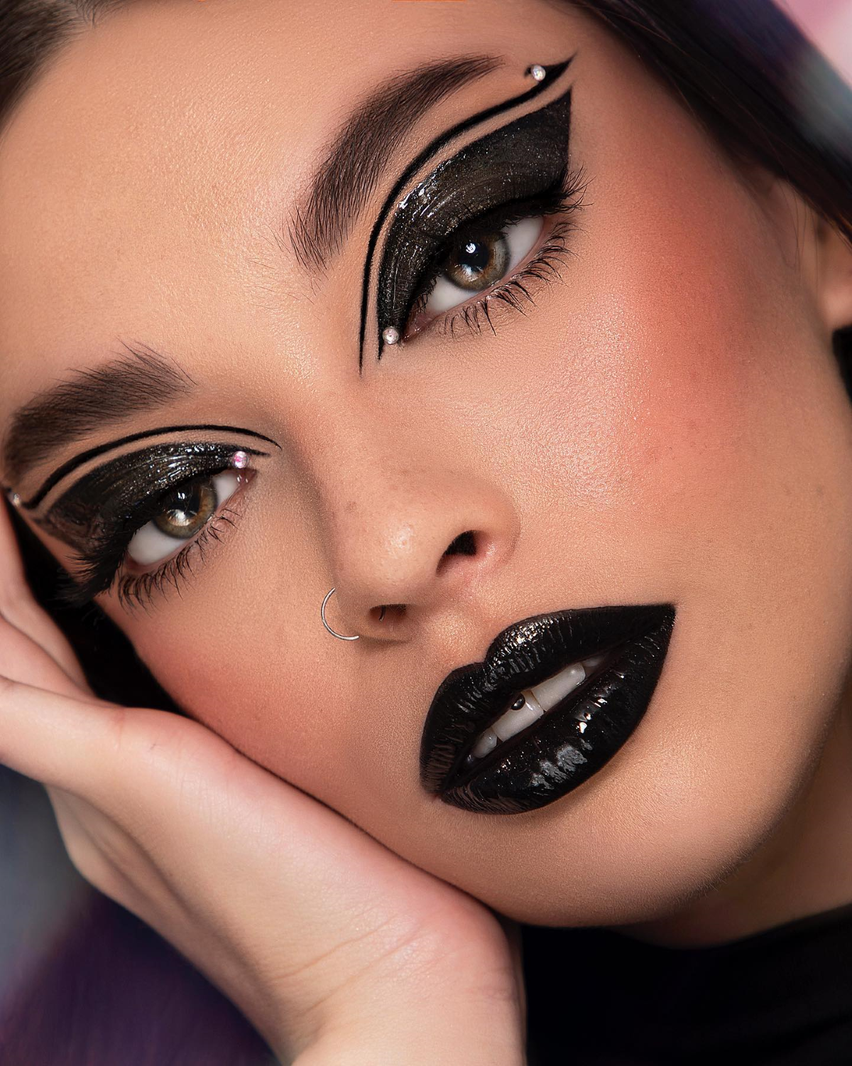 Diseño «glossy dark» combina tonos oscuros y acabados brillantes para crear un look sofisticado, intenso y atrevido