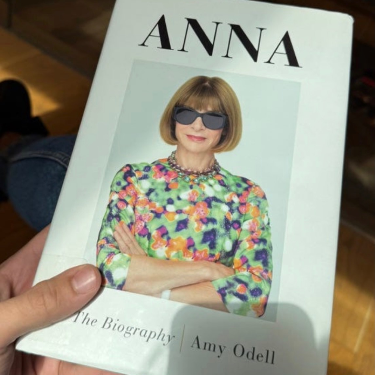 Liran Peterzil con «Anna: La biografía», de Amy Odell, en el desfile de Valentino Primavera-Verano 2027