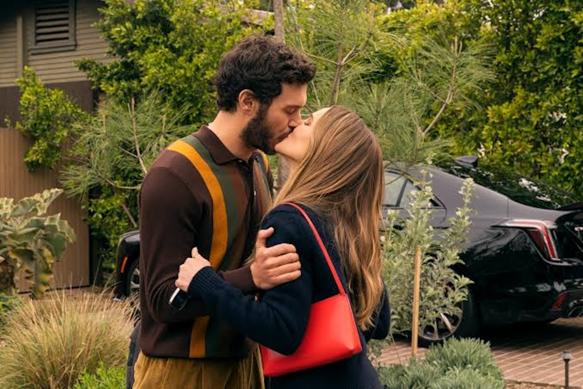 La imagen muestra a los actores Kristen Bell como Joanne y Adam Brody como el rabino Noah en una escena de la serie de Netflix «Nadie quiere esto»