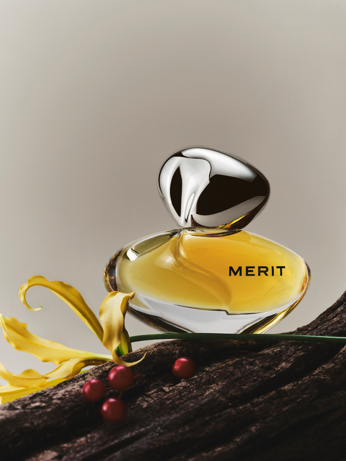 Frasco de «New Wave» L’Extrait de Parfum de MERIT, la nueva fragancia de la marca con una composición cálida, floral, especiada y ambarada