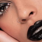 El maquillaje «glossy dark» combina tonos oscuros y acabados brillantes para crear un look editorial sofisticado, intenso y atrevido. Imagen: @jdferrazzo