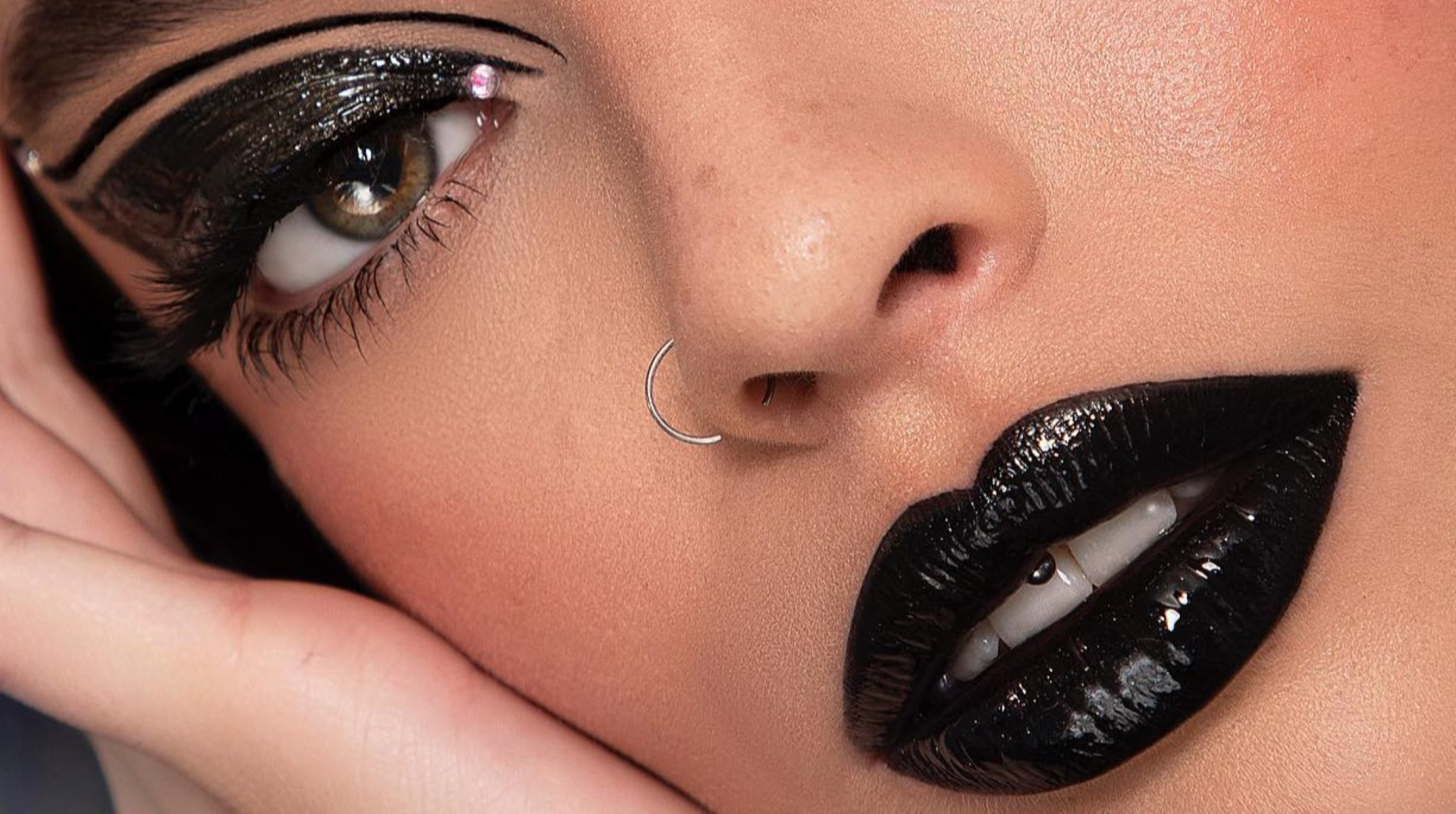 El maquillaje «glossy dark» combina tonos oscuros y acabados brillantes para crear un look editorial sofisticado, intenso y atrevido. Imagen: @jdferrazzo