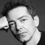 Retrato de Pieter Mulier, director creativo de Versace, encargado de liderar el regreso de Atelier Versace a las pasarelas de alta costura en enero de 2027. Imagen: @versace