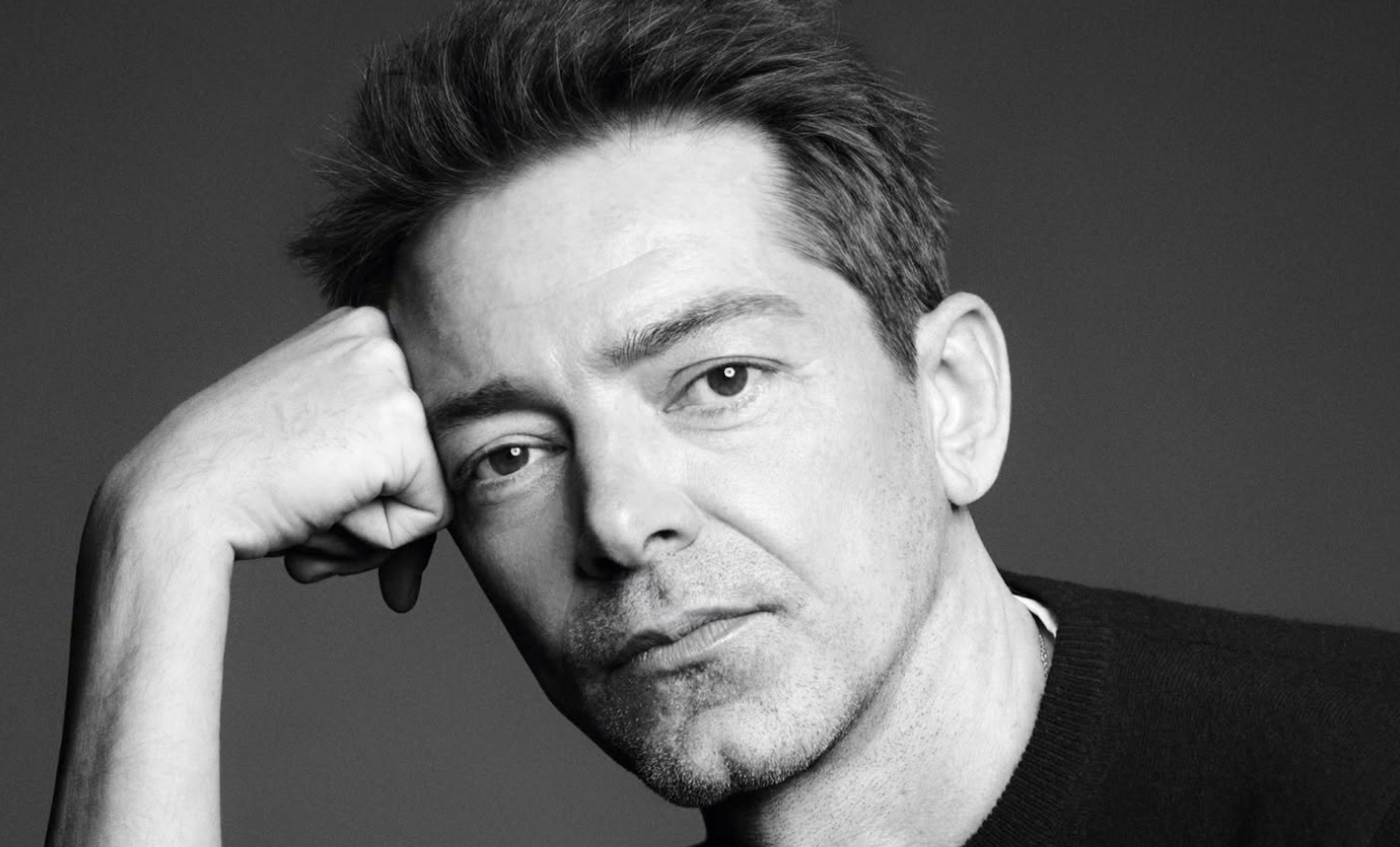 Retrato de Pieter Mulier, director creativo de Versace, encargado de liderar el regreso de Atelier Versace a las pasarelas de alta costura en enero de 2027. Imagen: @versace