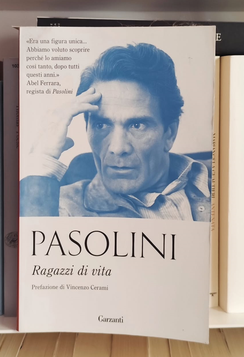 Lorenzo Zurzolo elige «Ragazzi di vita», la primera novela de Pier Paolo Pasolini, para el desfile de Valentino Primavera-Verano 2027. Una obra que retrata la vida en las periferias romanas de los años cincuenta. 