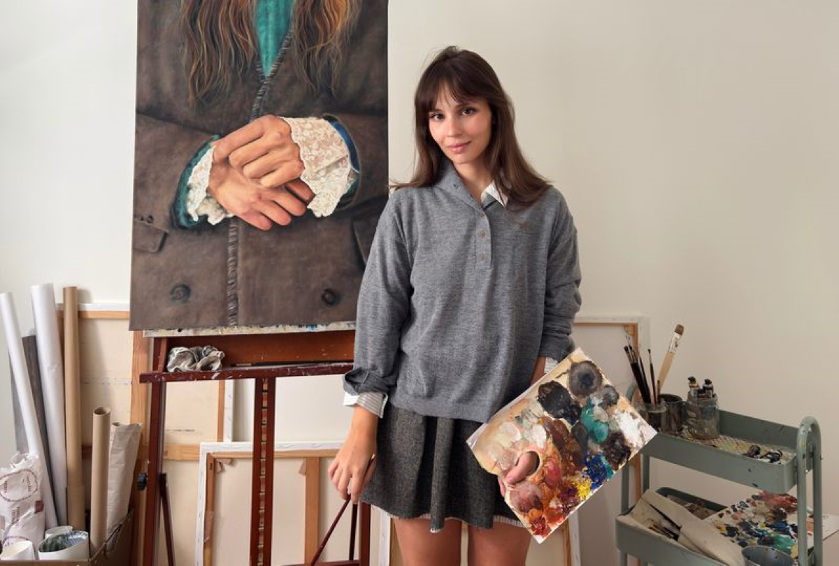 Exposición de la colaboración entre INDI&COLD y la artista Sonia Morales en la tienda de la firma en Fernando VI, Madrid, con obras de la artista y prendas de la colección FW26, uno de los lanzamientos de la semana
