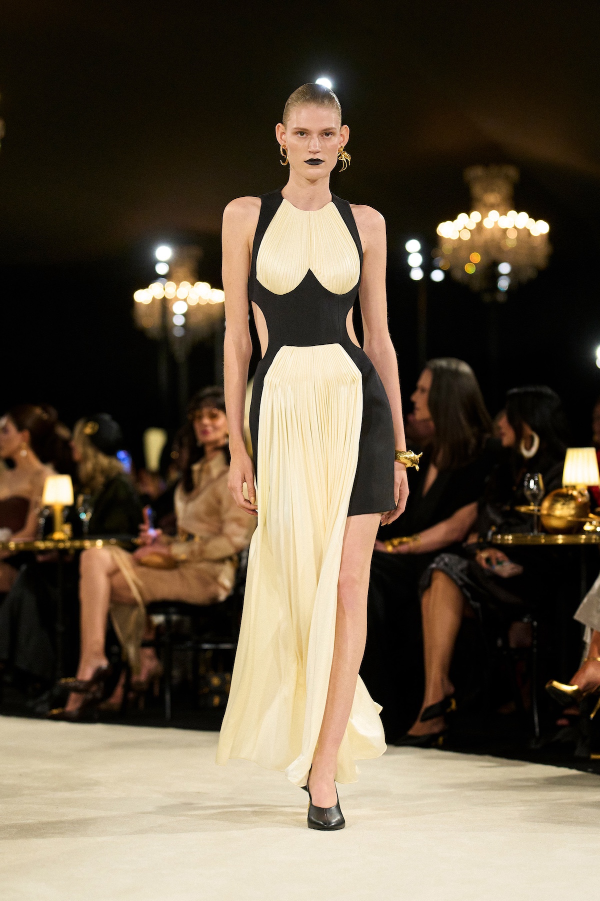Vestido de Schiaparelli Primavera-Verano 2027 diseñado por Daniel Roseberry durante Paris Fashion Week