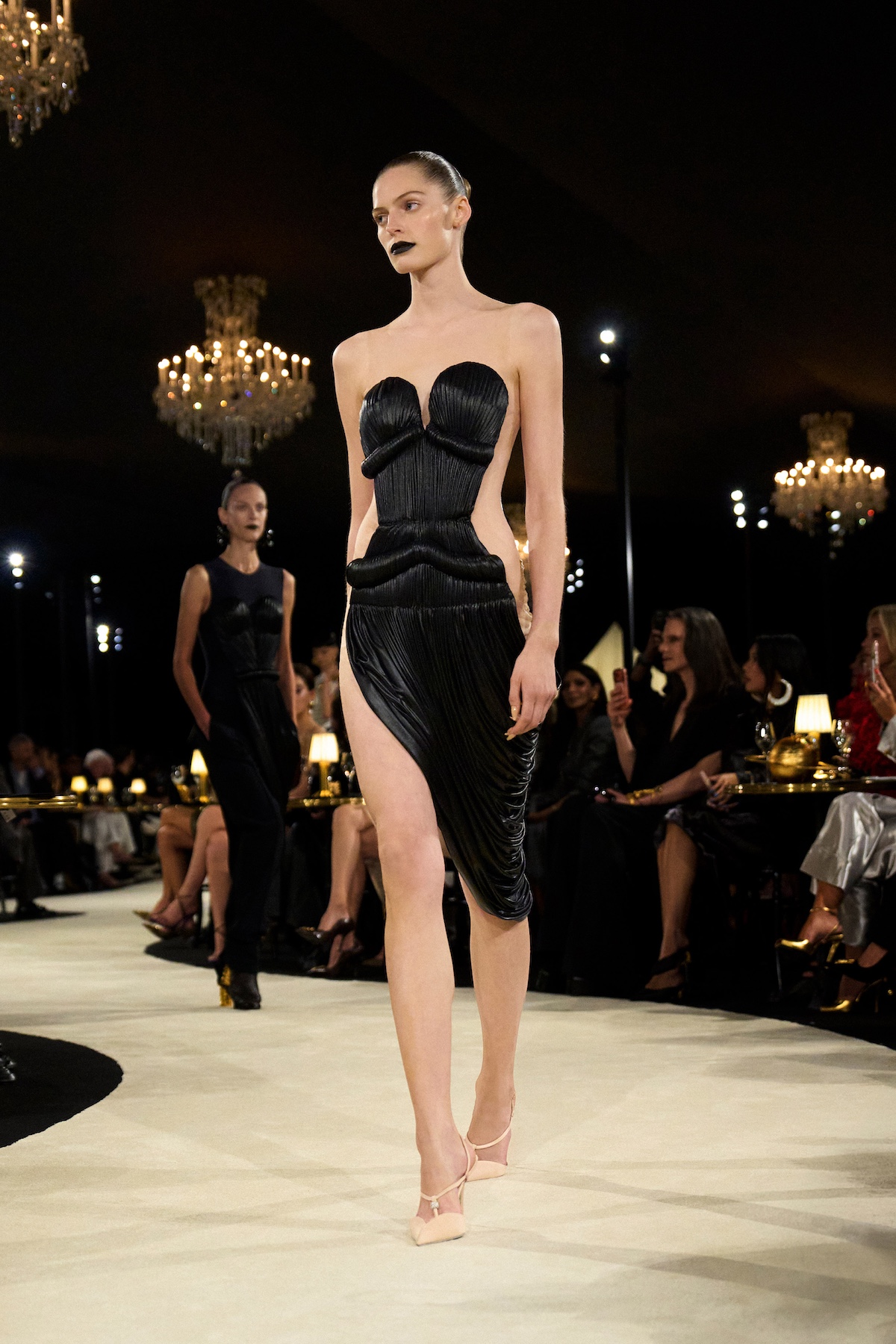 Silueta escultórica de Schiaparelli SS27, la colección con la que Daniel Roseberry lleva el surrealismo al prêt-à-porter